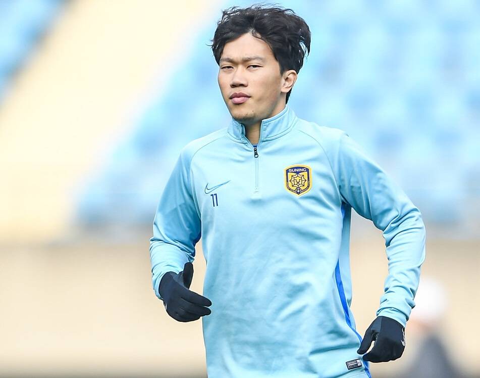 费德勒在切尔西比赛中出色防守，表现优异引发热议！引发球迷热议