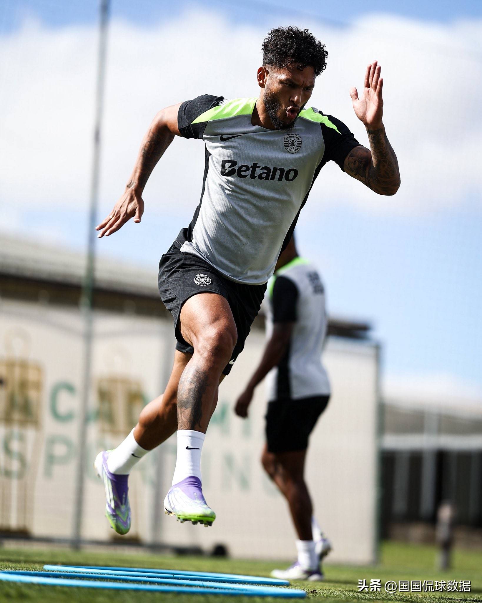 九游电脑版-瓦伦西亚迎葡超关键赛；集结日外线爆发；质疑声仍在；赛季目标并未改变的简单介绍-九游电脑版